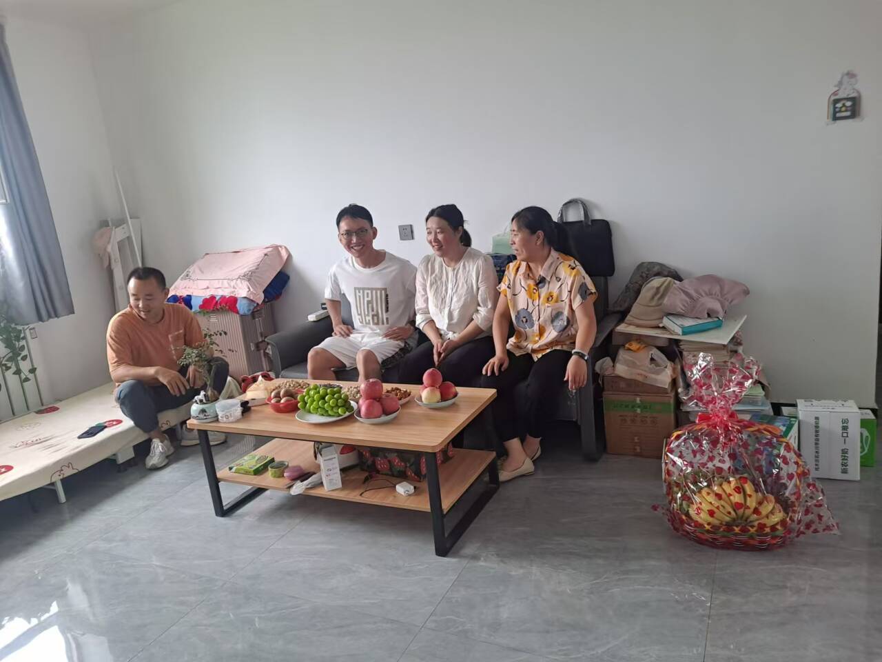 慰问生育教职工传递温暖与关爱-马克思主义学院, image size:1280x960